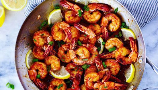 ماهی و میگو با سس گوجه