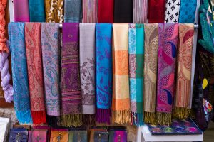 Choose the right scarf and shawl for the fall season